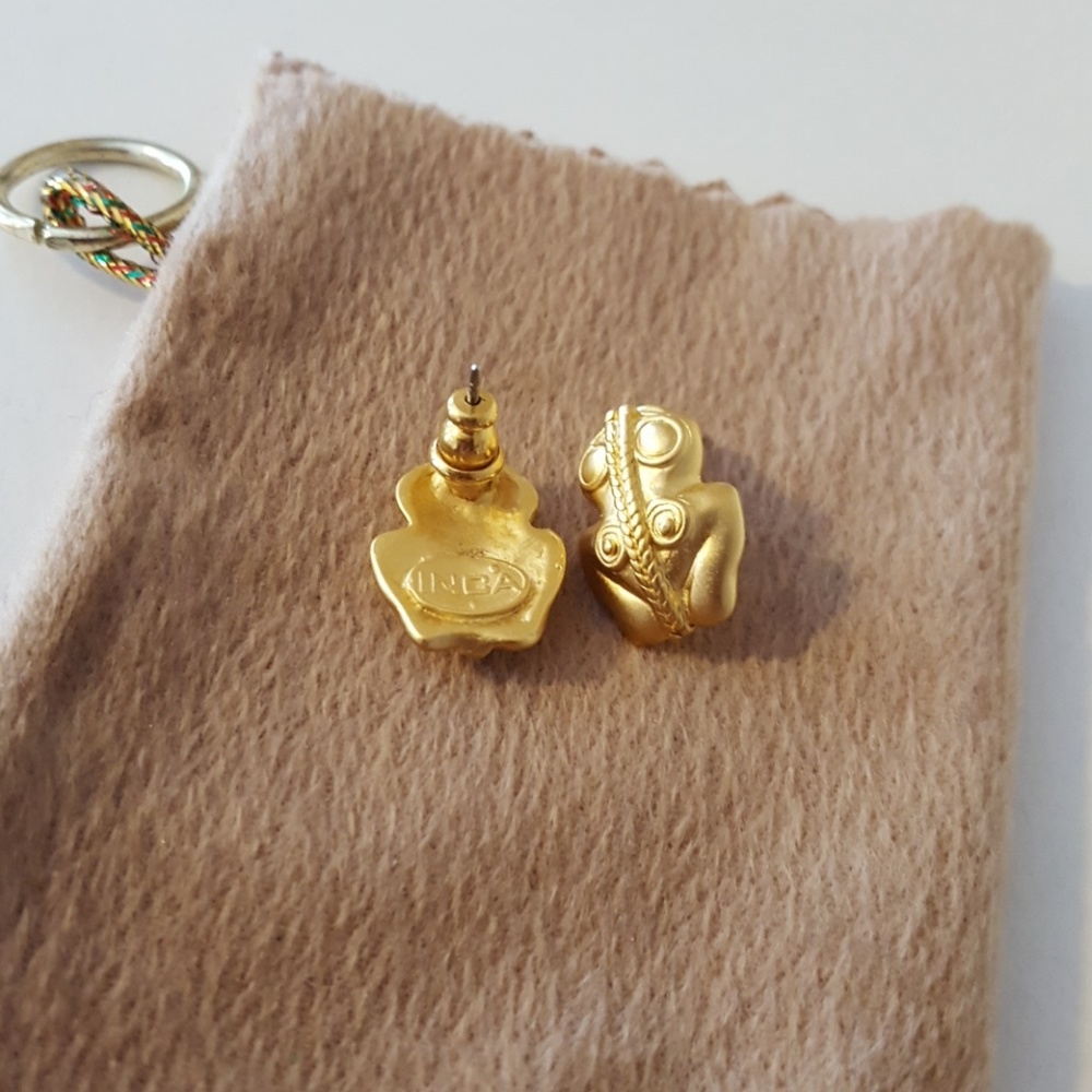 Gold stud earings